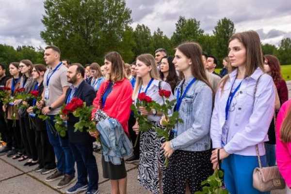 Молодые профактивисты из 11 стран почтили память жителей сожженных белорусских деревень