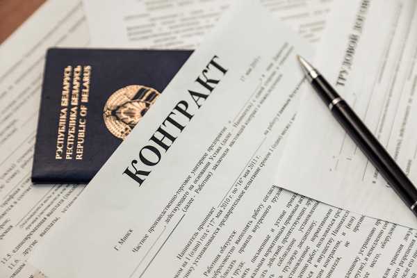 Как досрочно расторгнуть контракт по требованию работника в связи с переменой места жительства?