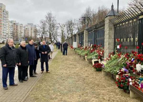 Профсоюз возложил цветы и зажег лампадки в память о погибших в “Крокус сити холл”